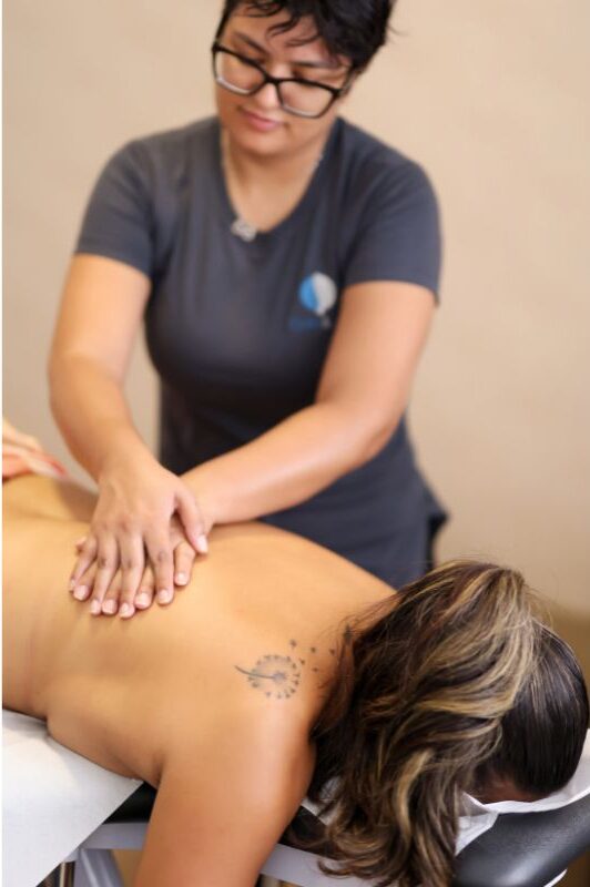 Como o Quiropraxista "Destrava" a Coluna com Segurança? Como o Quiropraxista "Destrava" a Coluna com Segurança?