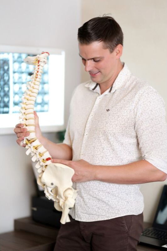 Tratamento para Escoliose Sem Cirurgia: Como é a abordagem da Quiropraxia Tratamento para Escoliose Sem Cirurgia: Como é a abordagem da Quiropraxia