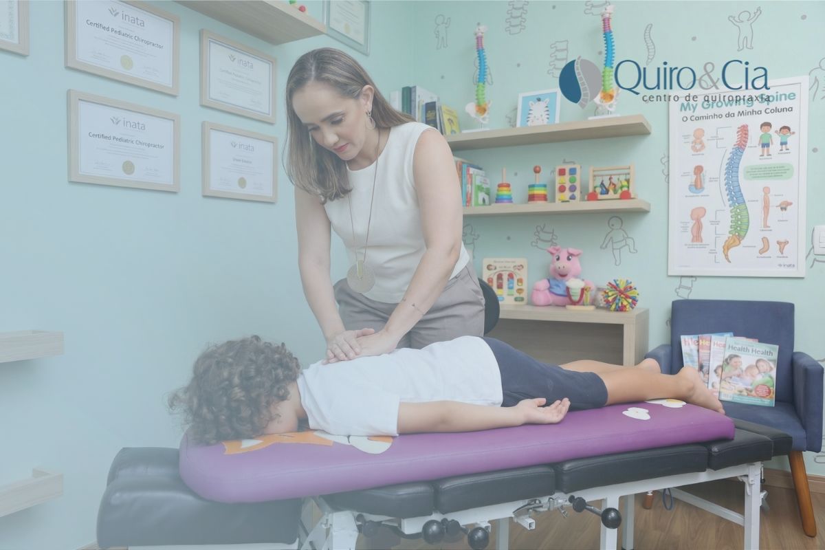 A quiropraxia é Segura Para Crianças? Ela melhora a qualidade de vida do seu filho ajuntando a Coluna Desde Pequeno